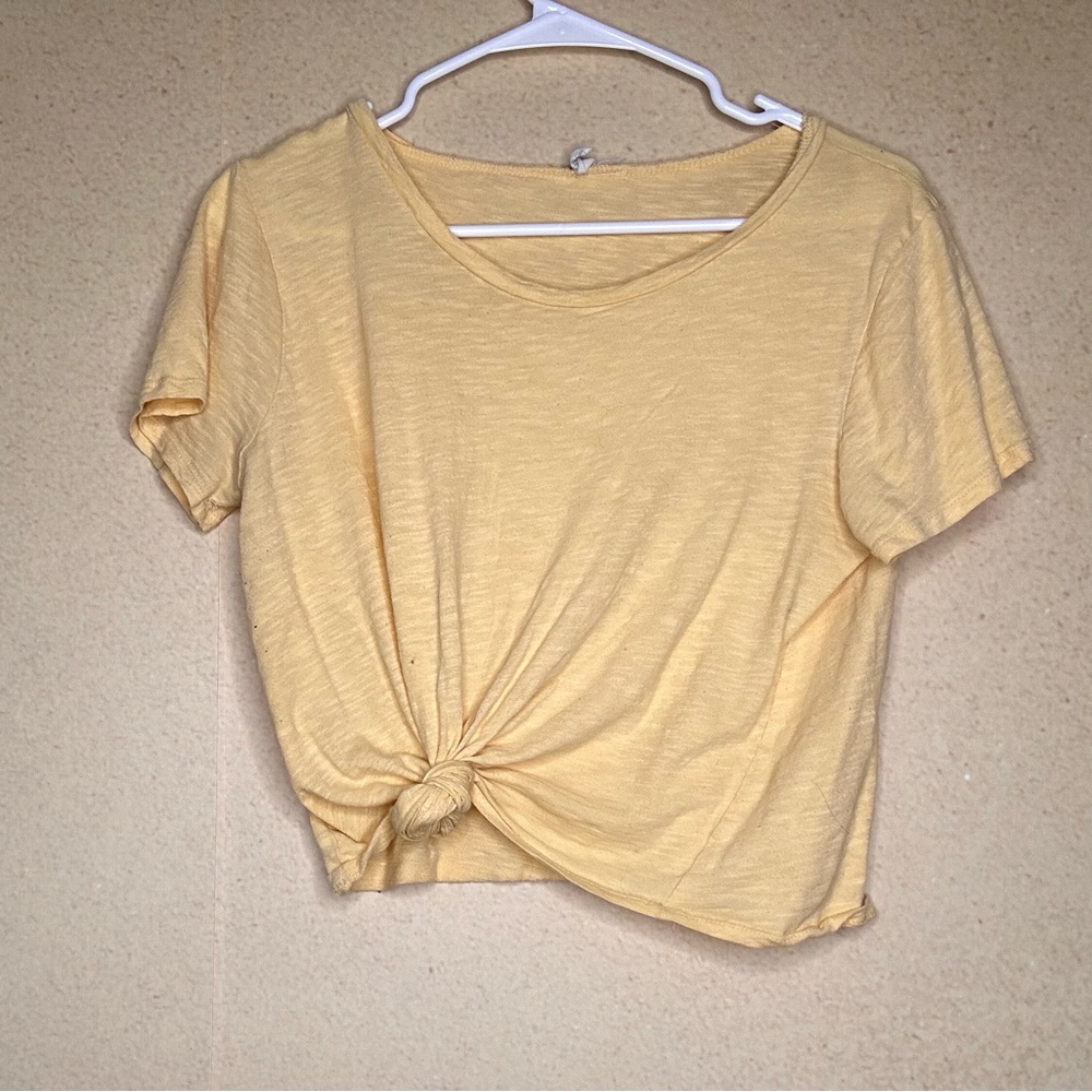 Sky And Sparrow Yellow Knotted Short Sleeve Crop Top